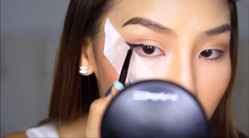 Kolay eyeliner sürme teknikleri